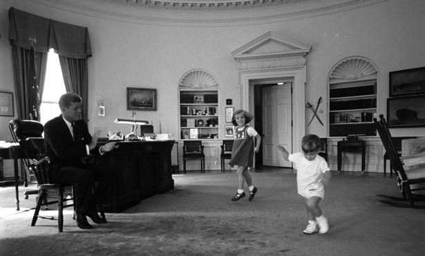 JFK s deťmi v Oválnej pracovni Bieleho domu. Zdroj fotografie: theatlantic.com