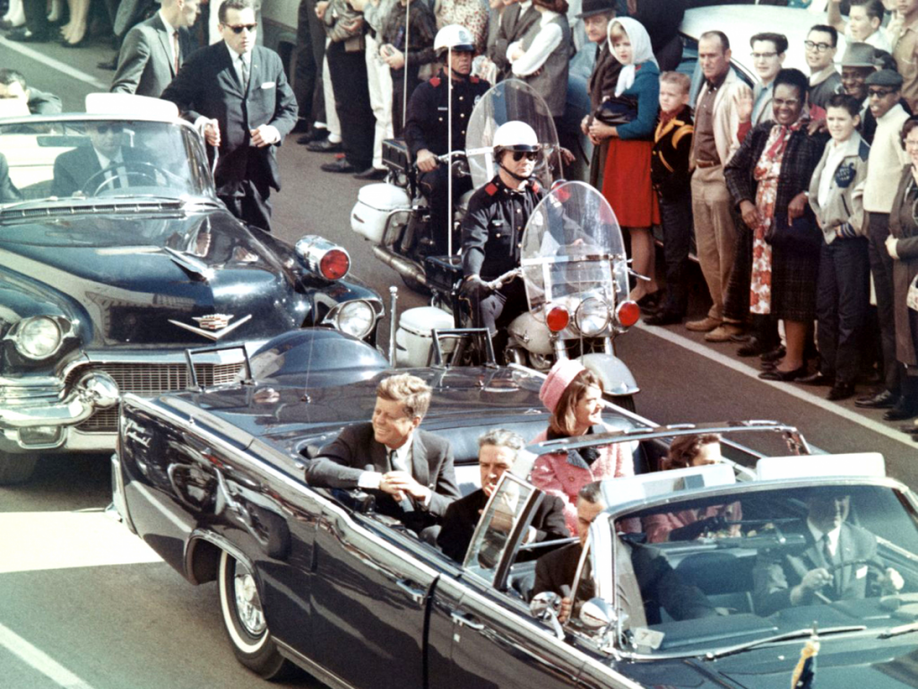 Dallas 22. novembra 1963. JFK v otvorenej prezidentskej limuzíne sa o pár minút stane obeťou atentátu. Zdroj fotografie: wikimedia.org