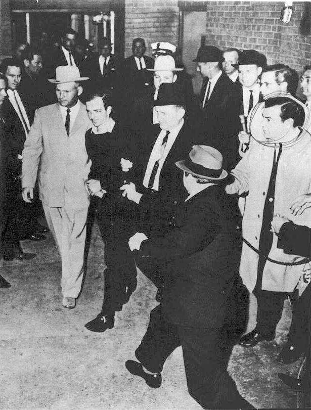 Zabitie údajného atentátnika L.H. Oswalda priamo v budove policajnej stanice v Dallase, skôr ako mohol vypovedať pred sudcom. Zdroj: wikimedia.org